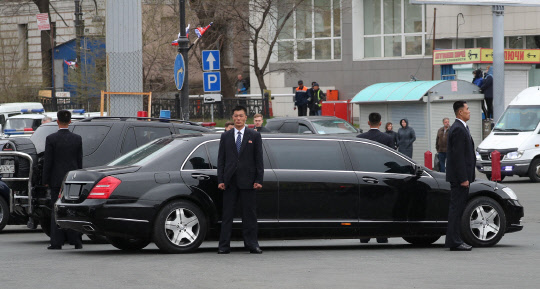 블라디보스토크역 대기 중인 김정은 차량 김정은 북한 국무위원장이 북러 정상회담을 위해 러시아를 향해 출발한 24일(현지시간) 러시아 블라디보스토크역 앞에 김위원장의 차량과 경호원이 대기하고 있다.  연합뉴스